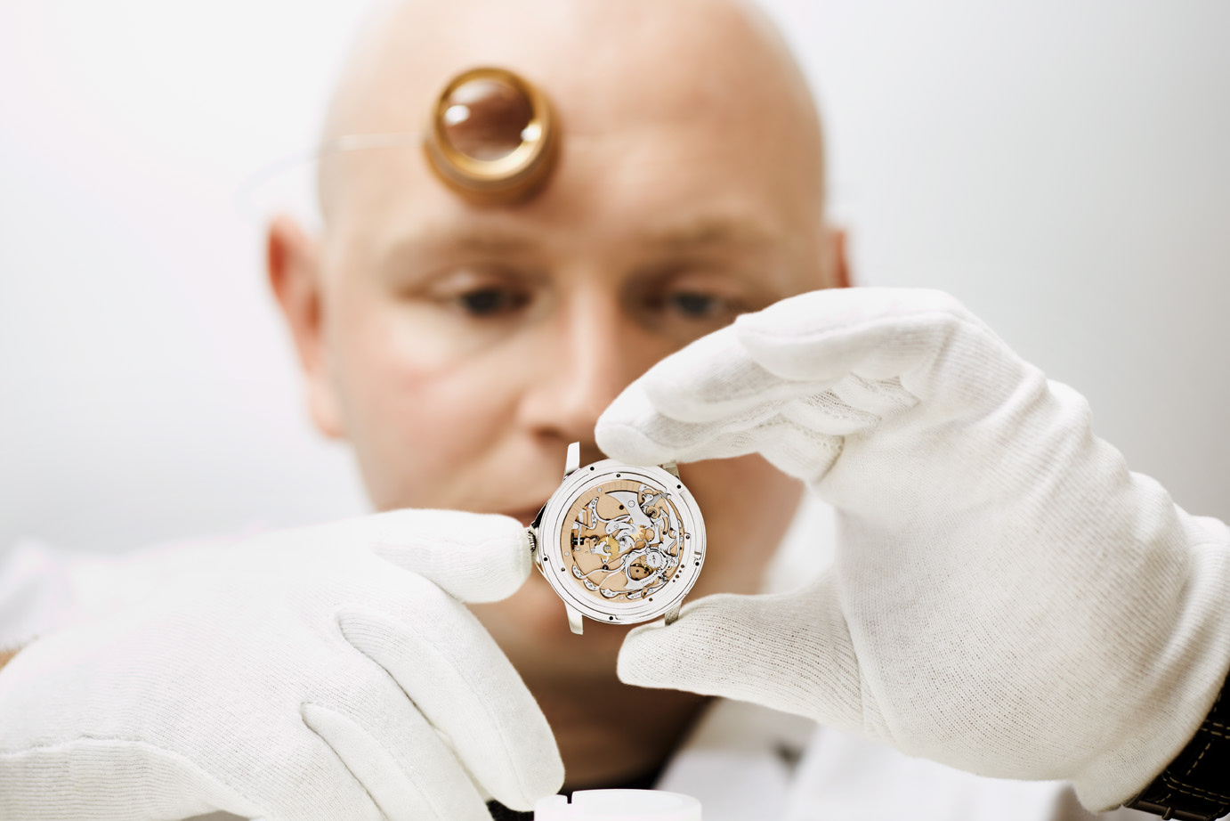 Uhrmacher an der Werkbank in der Tutima Manufaktur Glashütte