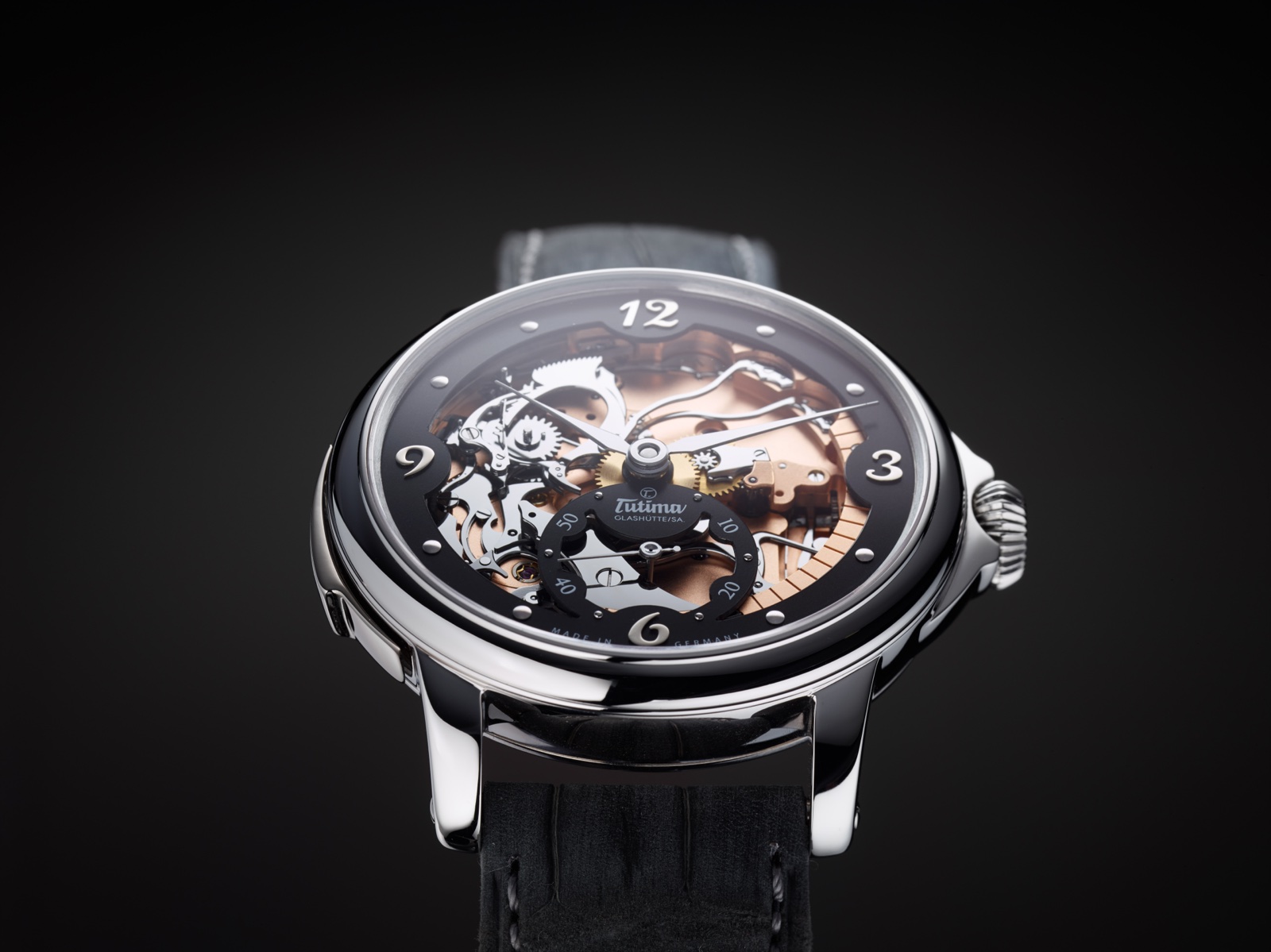 Hommage — three-quarter angle showing case profile