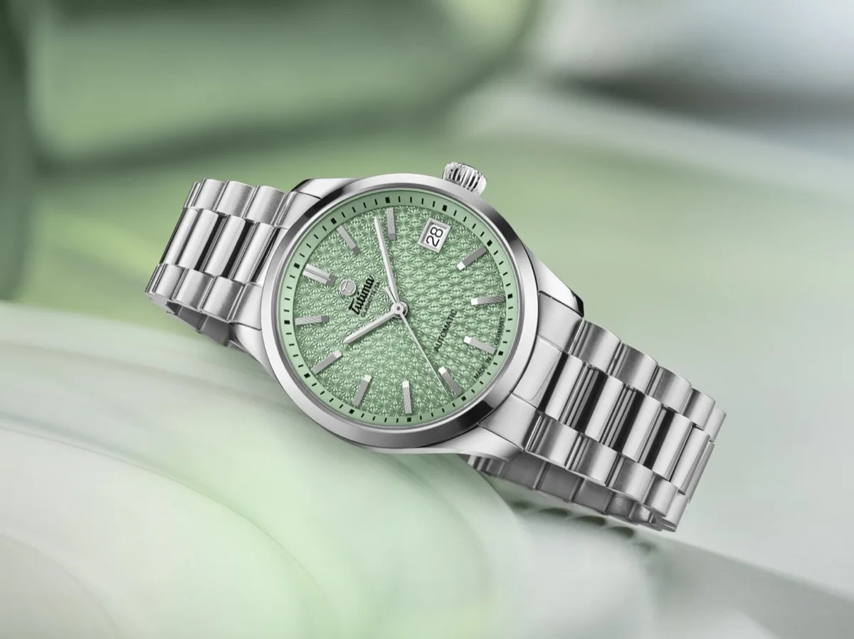 Sky 6705 — sage green Asanoha-pattern dial on steel bracelet